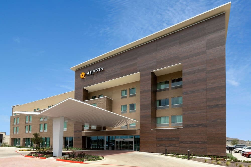 La Quinta Inn & Suites by Wyndham Round Rock near Kalahari 1