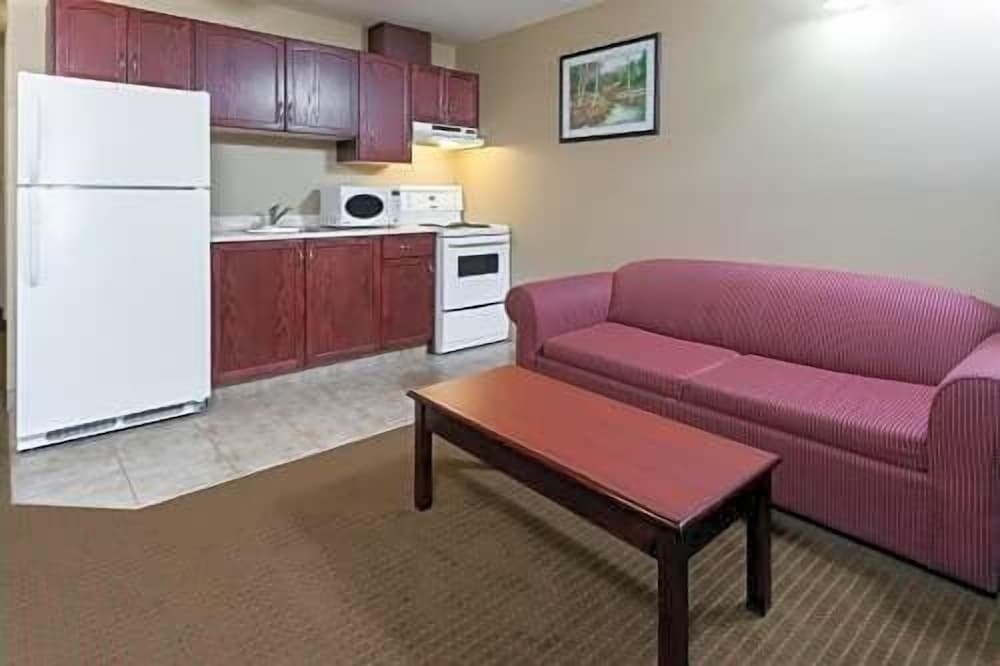 Super 8 by Wyndham Fort Saskatchewan 5