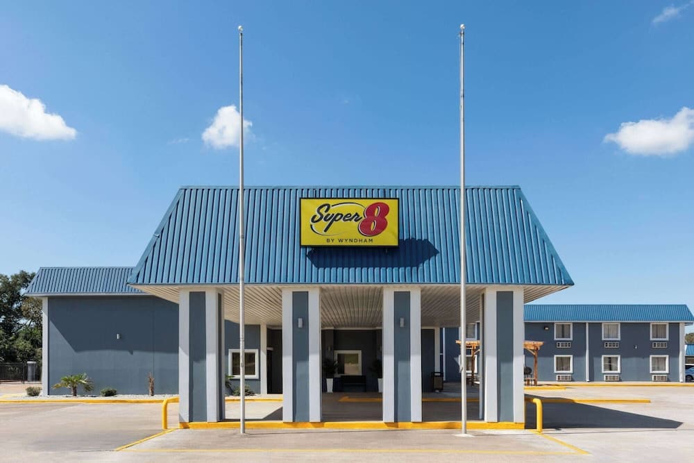 Super 8 by Wyndham Buffalo 1