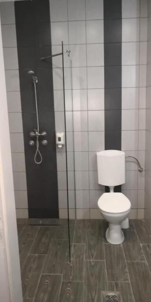 FREE PARKING, FREE BREAKFAST, only 15 minutes to City Center 1