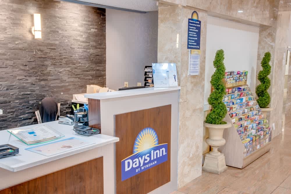 Days Inn by Wyndham St. Petersburg / Tampa Bay Area 2