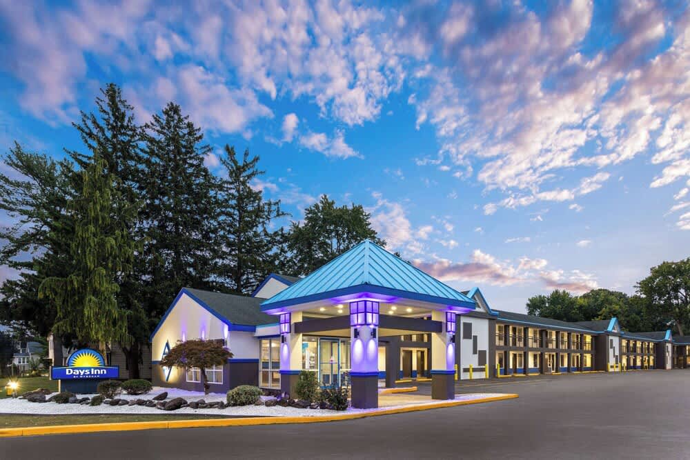 Days Inn & Suites by Wyndham Albany 1