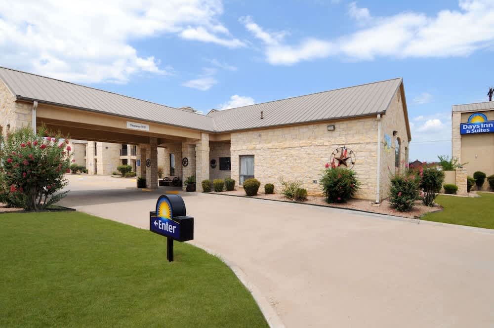Days Inn & Suites by Wyndham Llano 1