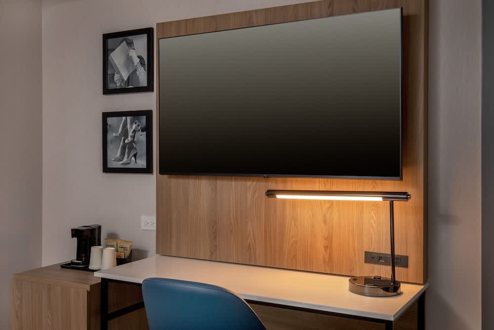 Courtyard by Marriott Times Square West 5