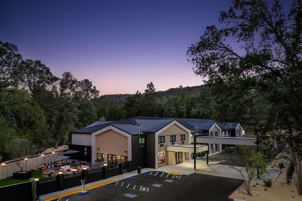 The Inelle, Oakhurst Yosemite, a Tribute Portfolio Hotel 1
