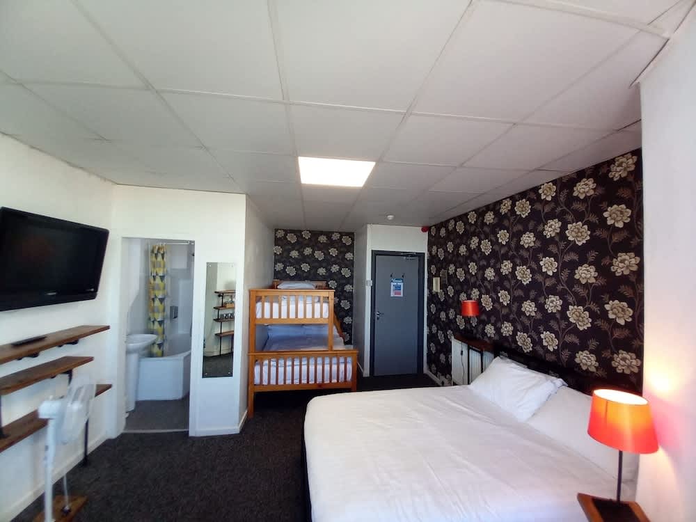 Vinnie's Family Hotel 2