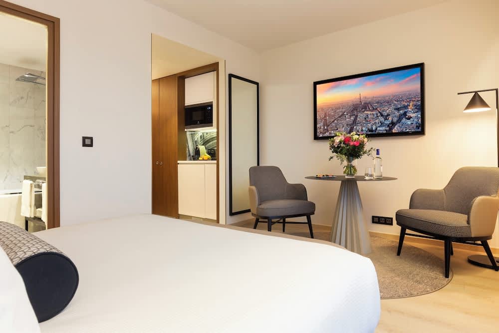 La Clef Tour Eiffel Paris by The Crest Collection 5