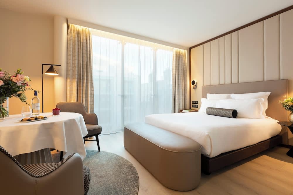 La Clef Tour Eiffel Paris by The Crest Collection 1