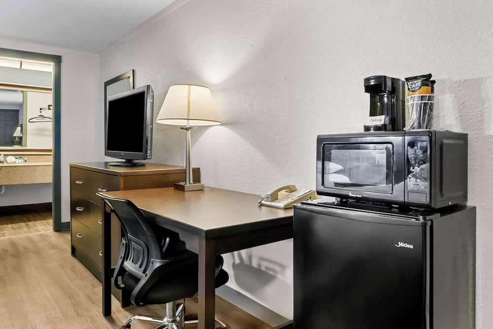 Rodeway Inn & Suites 4