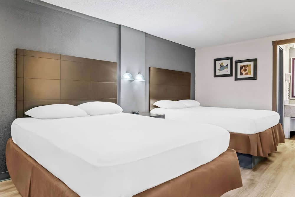 Rodeway Inn & Suites 5