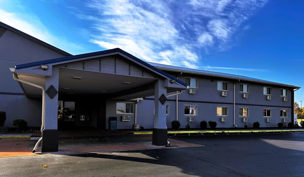 Super 8 by Wyndham Indianapolis Emerson 1