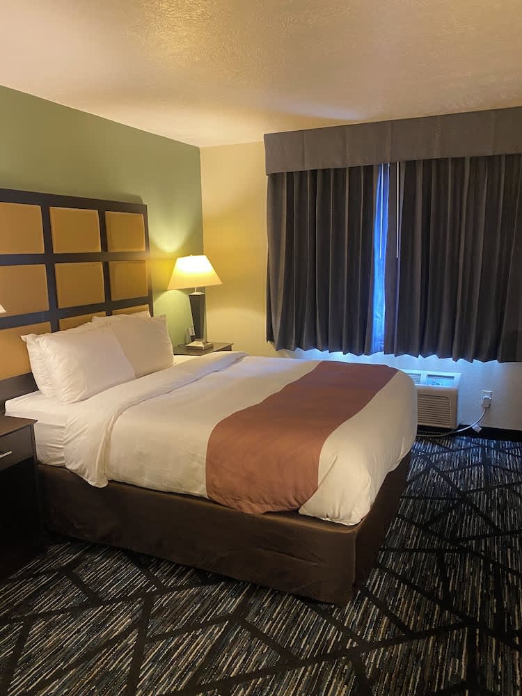 Quality Inn & Suites Marinette 1