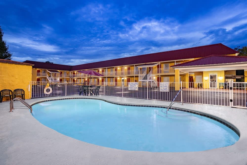 Days Inn by Wyndham Barnwell 1