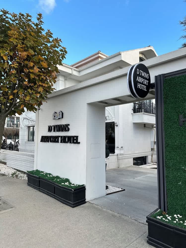 D Twins Airport Hotel 3