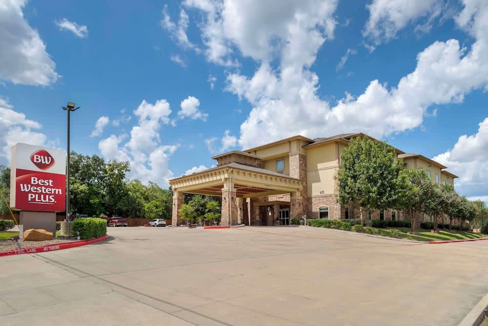 Best Western Plus Goliad Inn & Suites 1