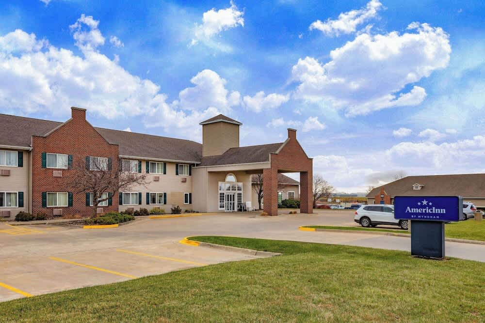 AmericInn by Wyndham Pella 1
