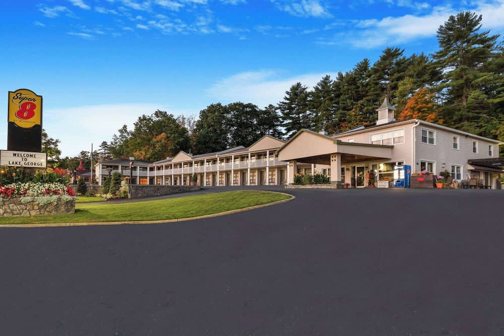 Super 8 by Wyndham Lake George/Downtown 1