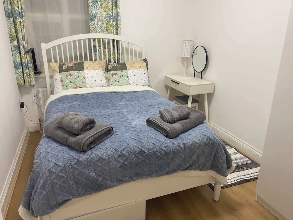 Slough - Sleeps 3 - PetFriendly - Riverside - Bay 1