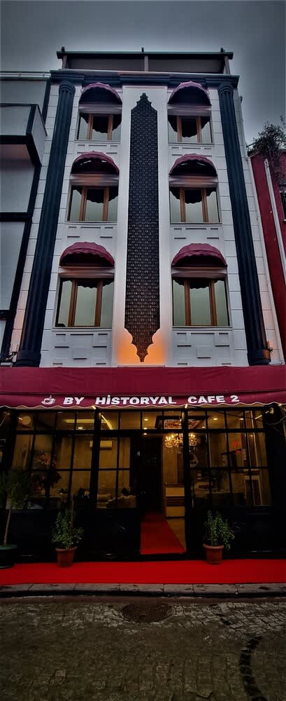 By Historyal Hotel Due 2