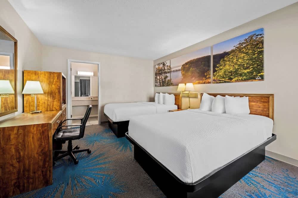 Days Inn by Wyndham Dubuque 5