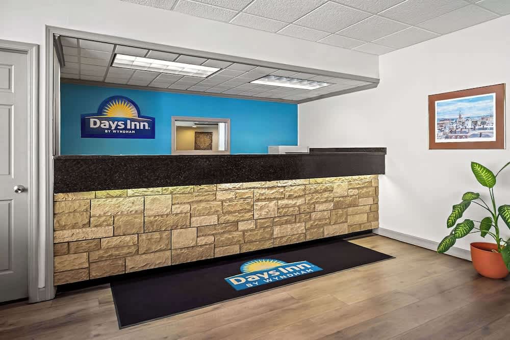 Days Inn by Wyndham Dubuque 3
