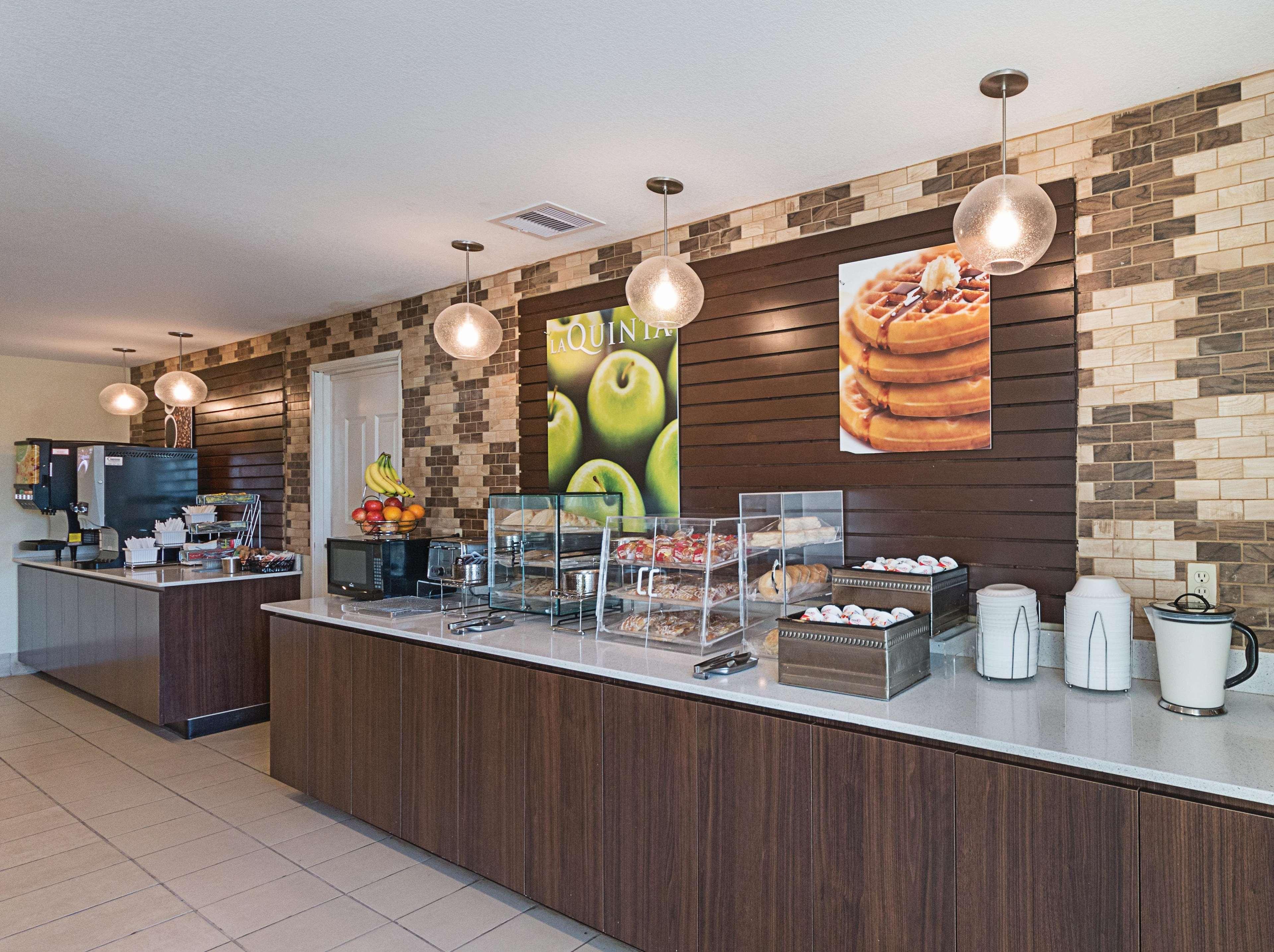 La Quinta Inn & Suites By Wyndham Mathis 2