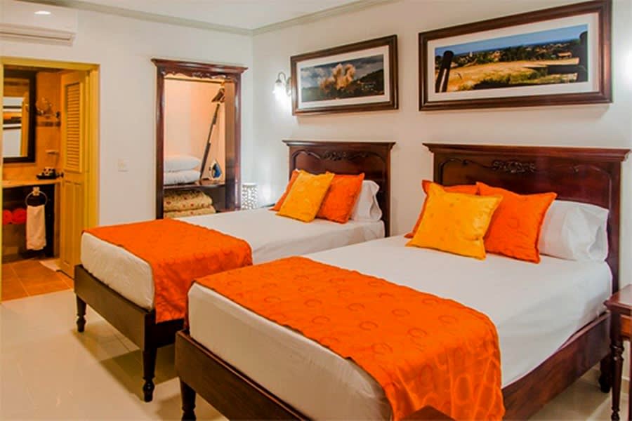 Hotel E La Calesa 1