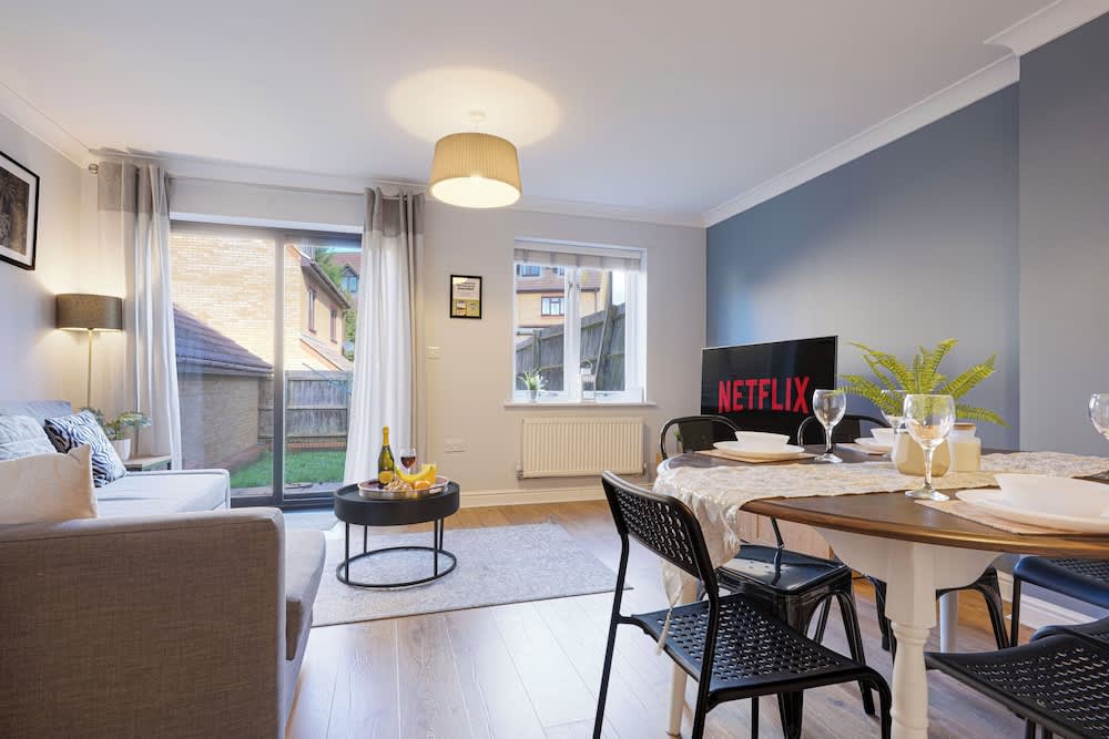 3 Bed House - Sleeps 7 - Garden - Parking - Wifi 1
