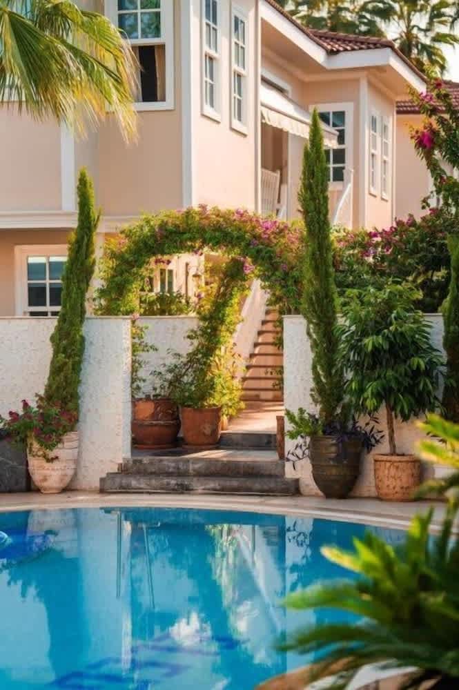 Elegance East Hotel 1