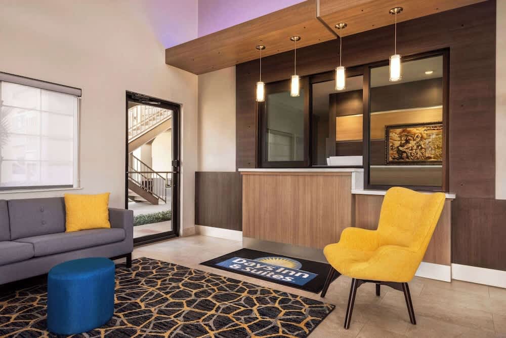 Days Inn & Suites by Wyndham Houston Hobby Airport 2