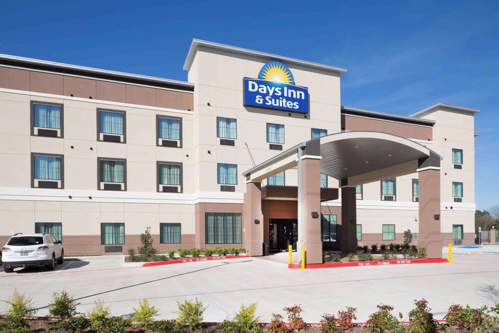 Days Inn & Suites by Wyndham Houston NW Cypress 1