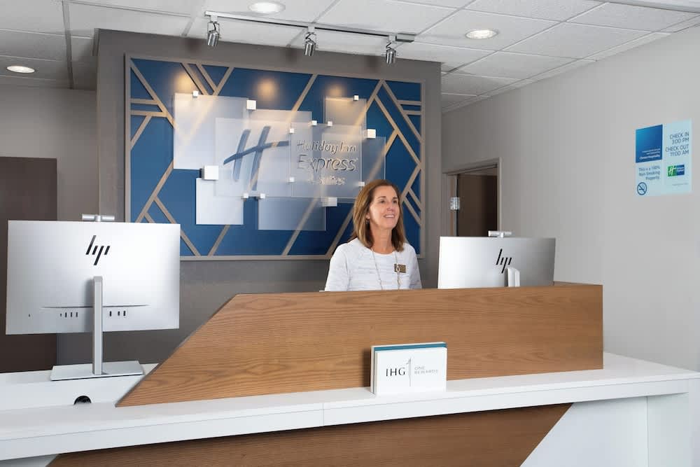 Holiday Inn Express & Suites CLINTON by IHG 2
