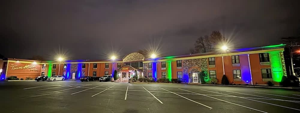 Town House Inn and Suites 1