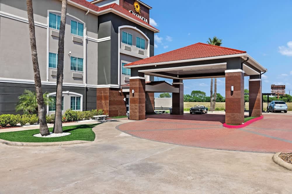 La Quinta Inn & Suites by Wyndham Raymondville 1