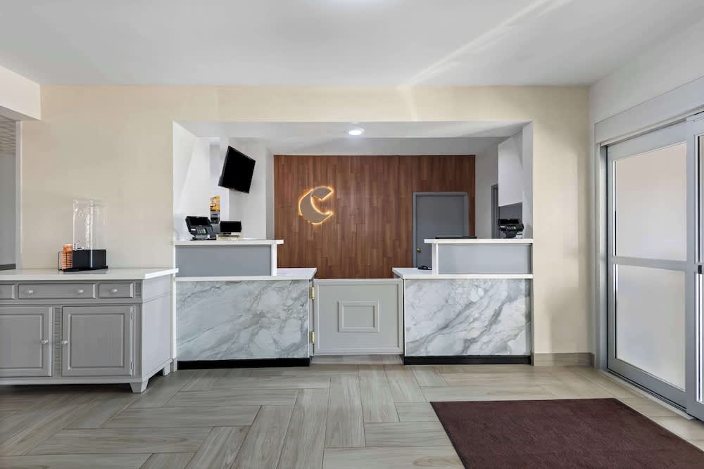 Comfort Inn & Suites 4