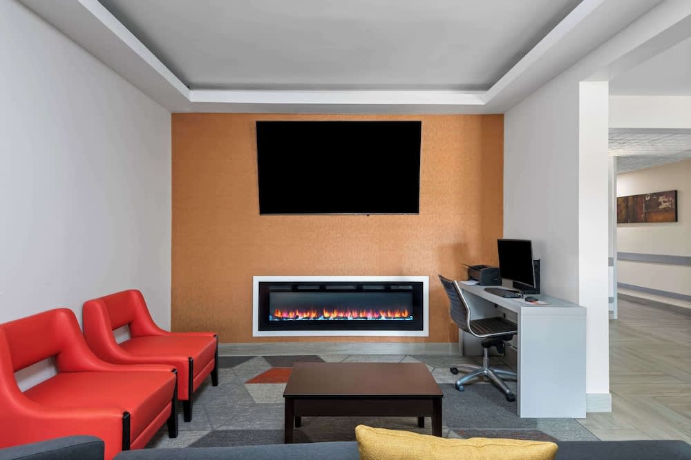 Comfort Inn & Suites 3