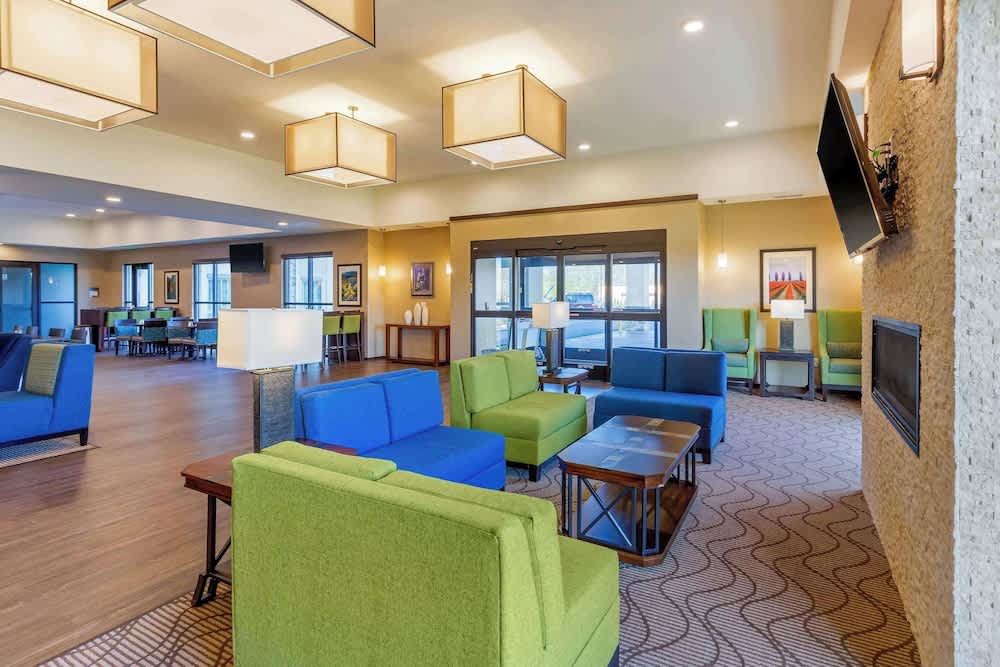 Comfort Suites Burlington near I-5 4