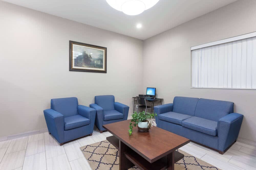 Super 8 by Wyndham Bakersfield/Central 2