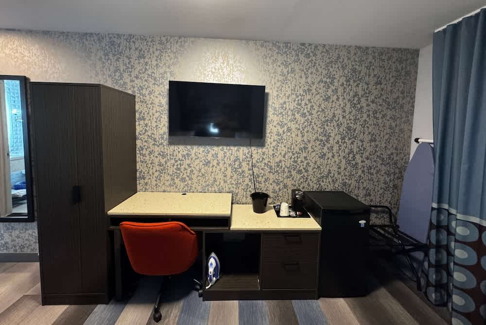 Super 8 by Wyndham Brooklyn Fulton Street Broadway Junction 5