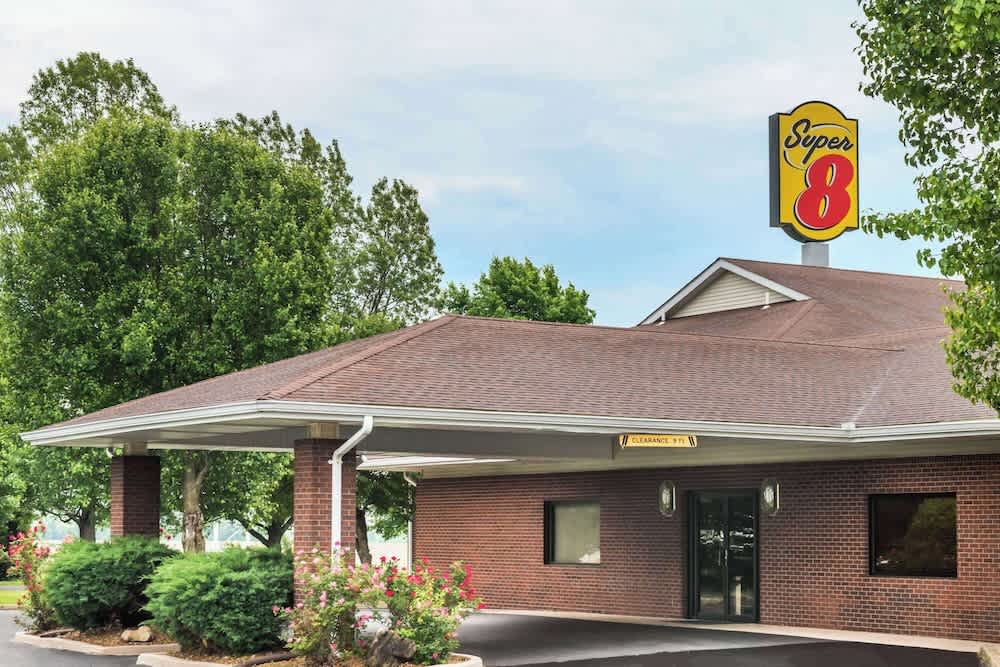 Super 8 by Wyndham O'Fallon 1