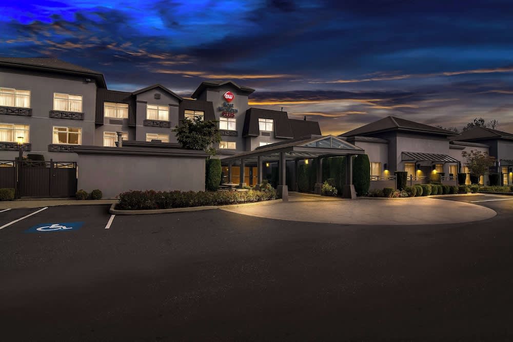 Best Western Plus Pitt Meadows Inn & Suites 1