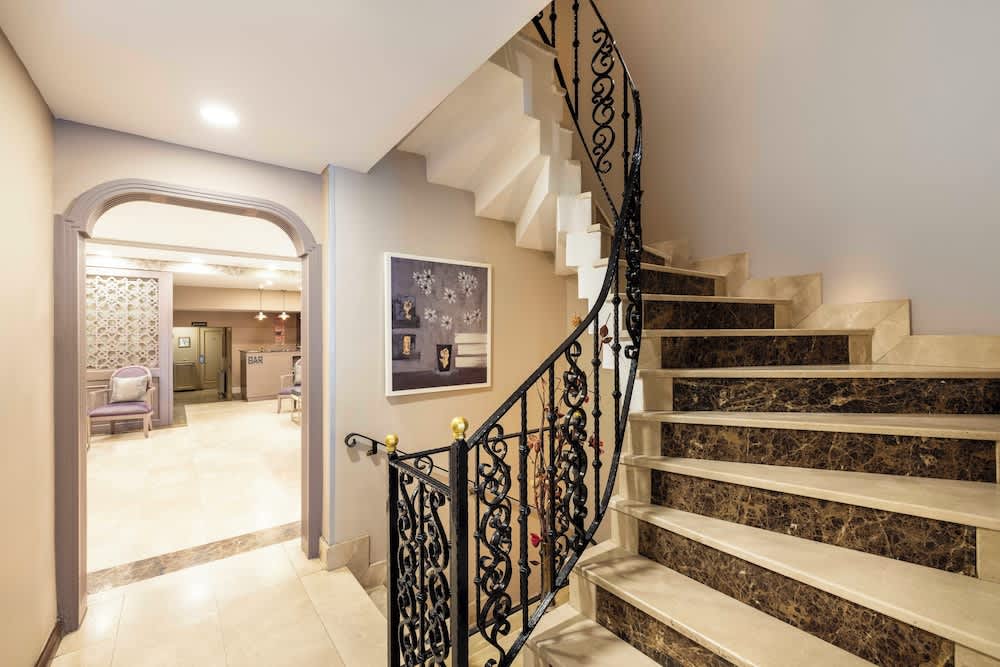 Raymond Hotel Old City 2