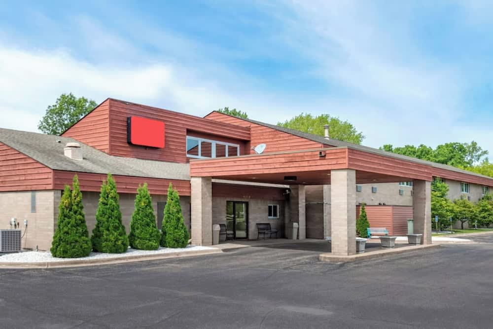 Coratel Inn and Suites By Jasper River Falls 1