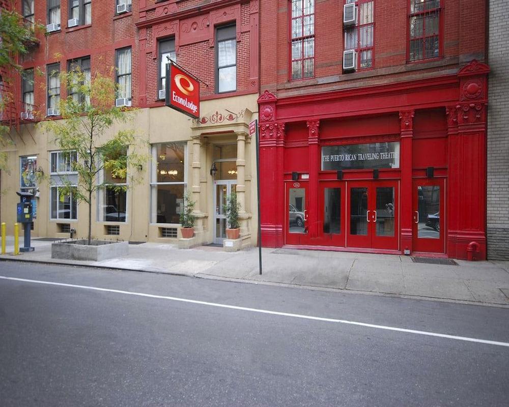 Econo Lodge Times Square 3