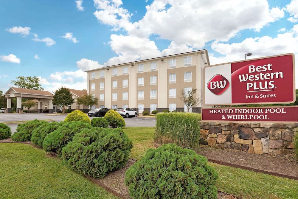 Best Western Plus Crossroads Inn & Suites 1