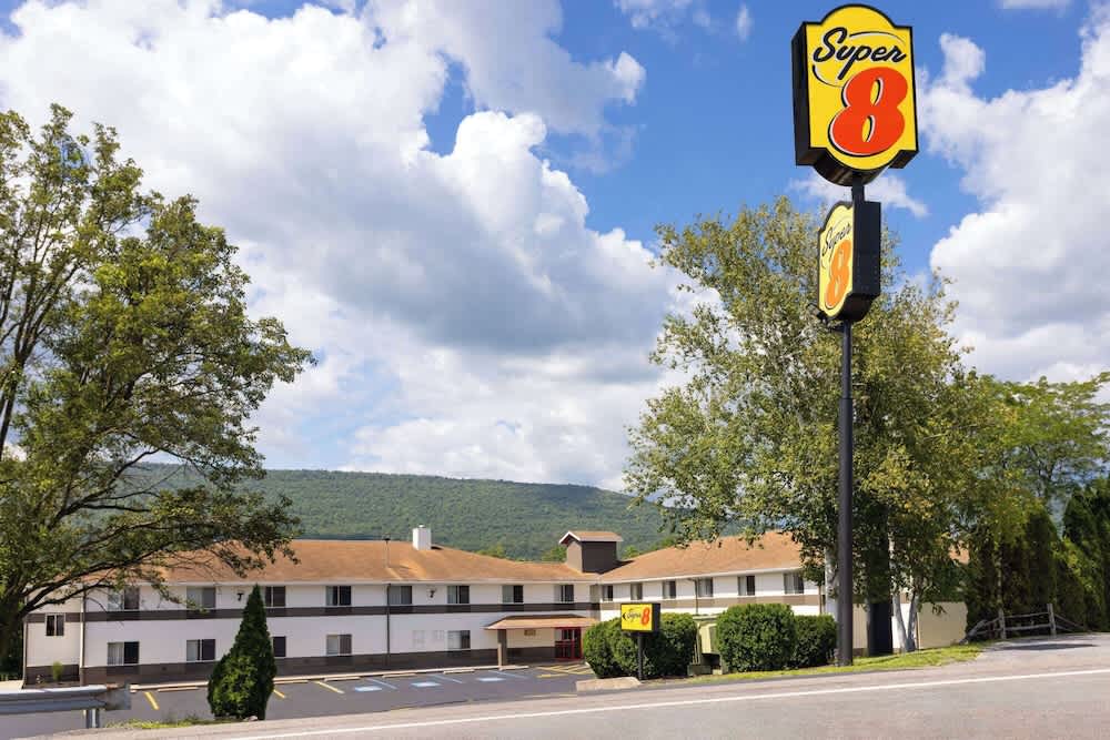 Super 8 by Wyndham Burnham/Lewistown 1