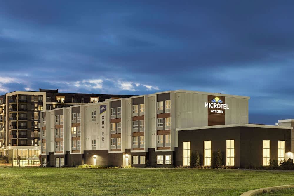 Microtel Inn & Suites by Wyndham Boisbriand 1