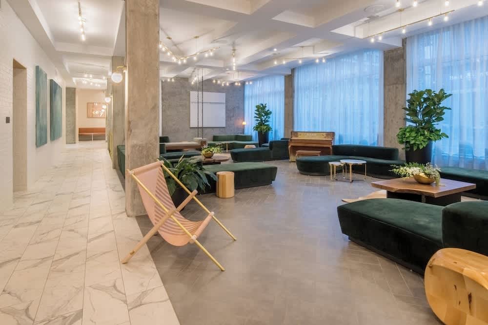 The Hi-Lo, Autograph Collection 3