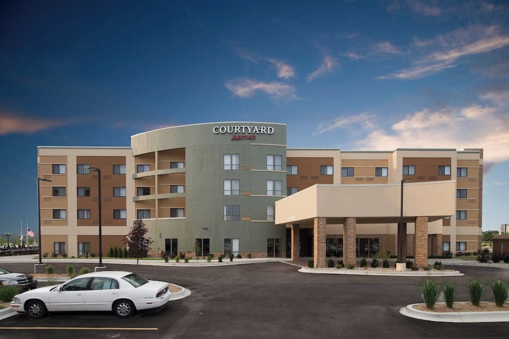 Courtyard Bay City 1