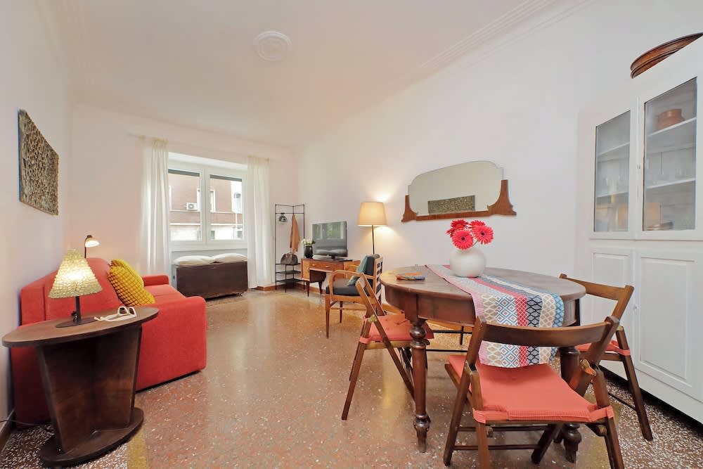 YCH-Riboty House al Vaticano 1